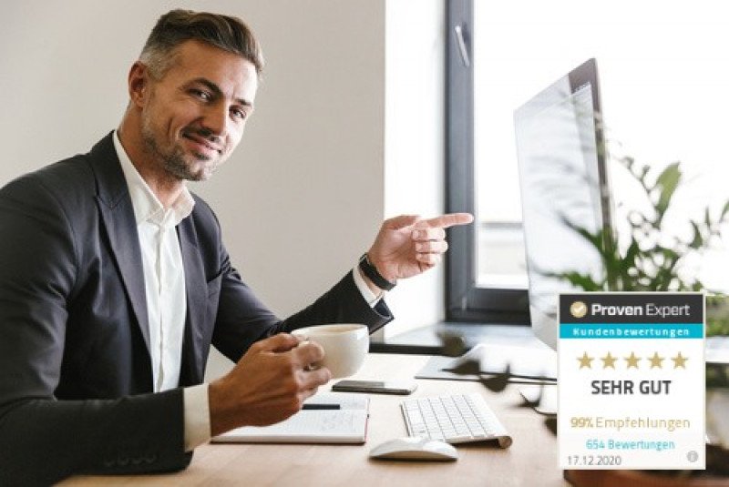 Mann zeigt auf Monitor