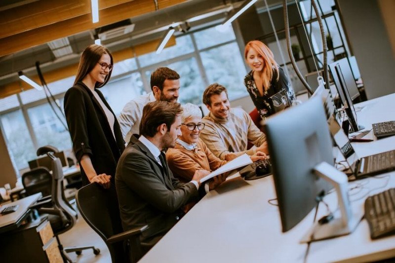 Versicherungsmakler beraten sich