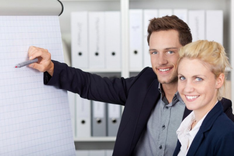 Mann und Frau zeigen Pflegetagegeldversicherung