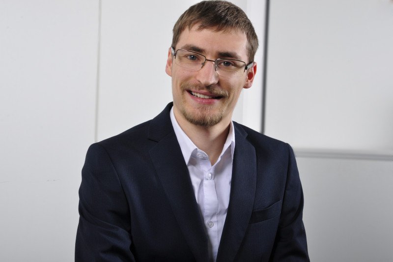 Tobias Gansler berät Kunden