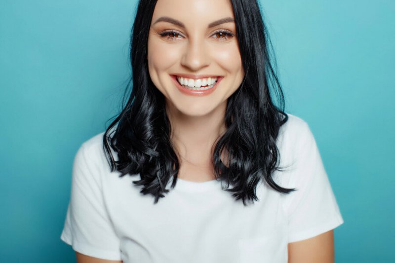 Frau vergleicht die Zahnzusatzversicherung